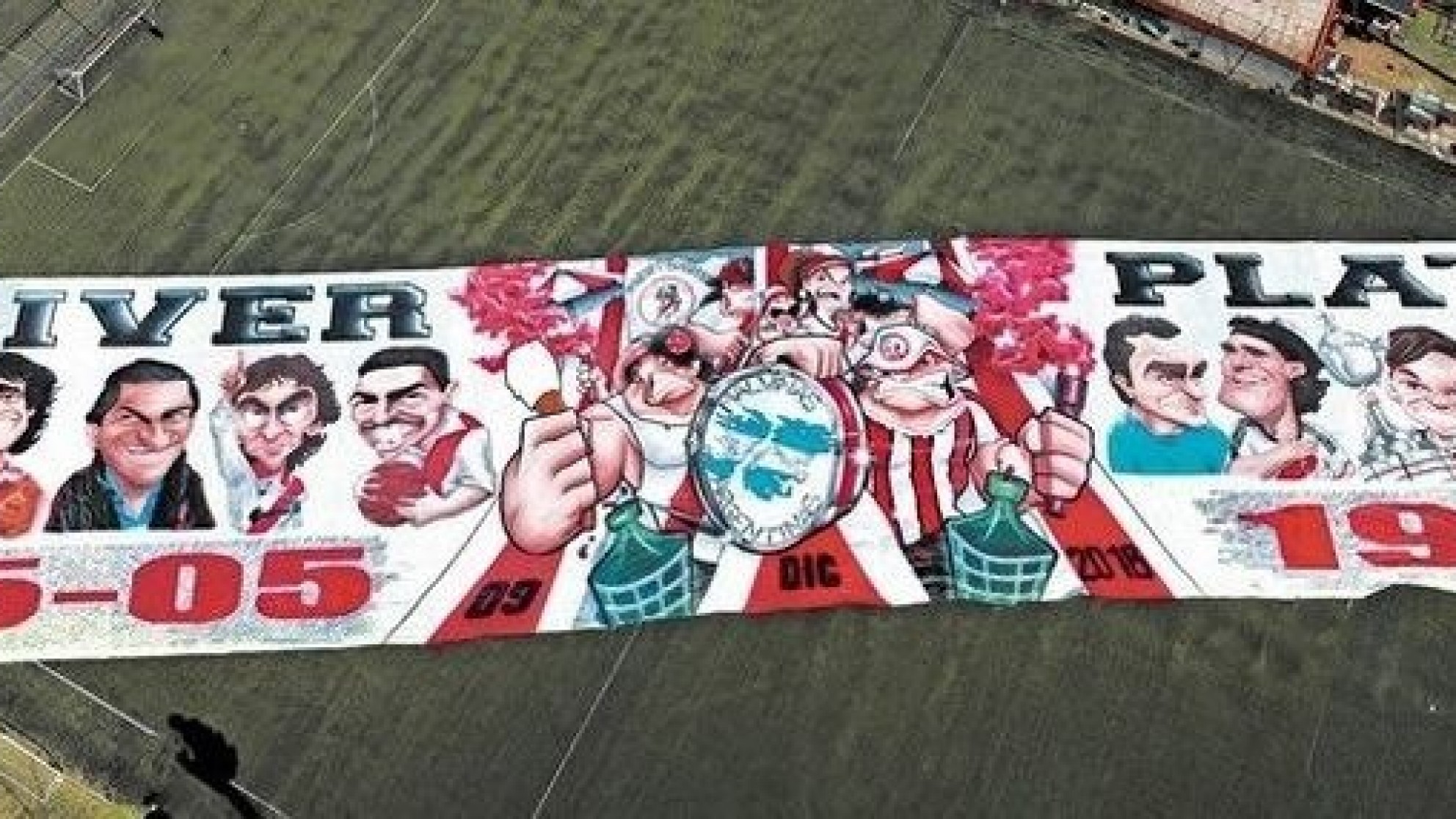 Los hinchas metieron a Ponzio en la bandera junto a los máximos ídolos de River